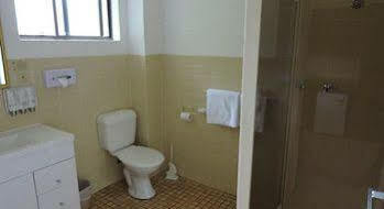 Country 2 Coast Motor Hotel